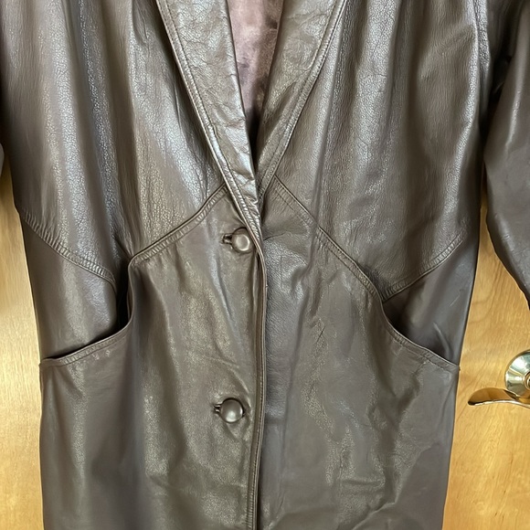 Women’s long brown leather coat. - Picture 3 of 11